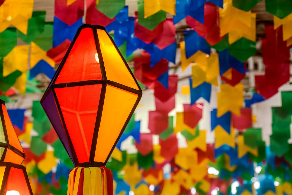 Bandeirinhas coloridas e balão decorativo para a festa de São João, que acontece no mês de junho no Nordeste do Brasil | Foto: Shutterstock