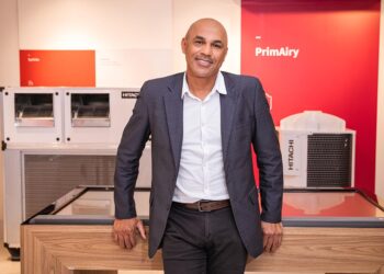 O engenheiro mecânico Gilsomar Silva em showroom da Johnson Controls-Hitachi do Brasil | Foto: Divulgação