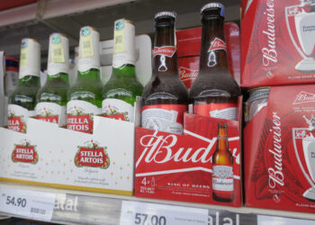 Cervejas em prateleira de comércio varejista na Malásia | Foto: IZWAN IS/Shutterstock