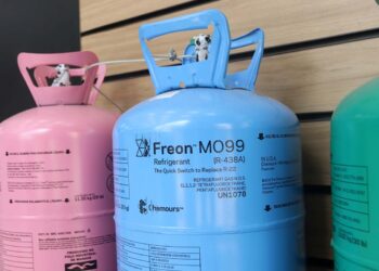 Botija de fluido refrigerante Freon MO99 (R-438A) em loja de refrigeração | Foto: Nando Costa/Pauta Fotográfica