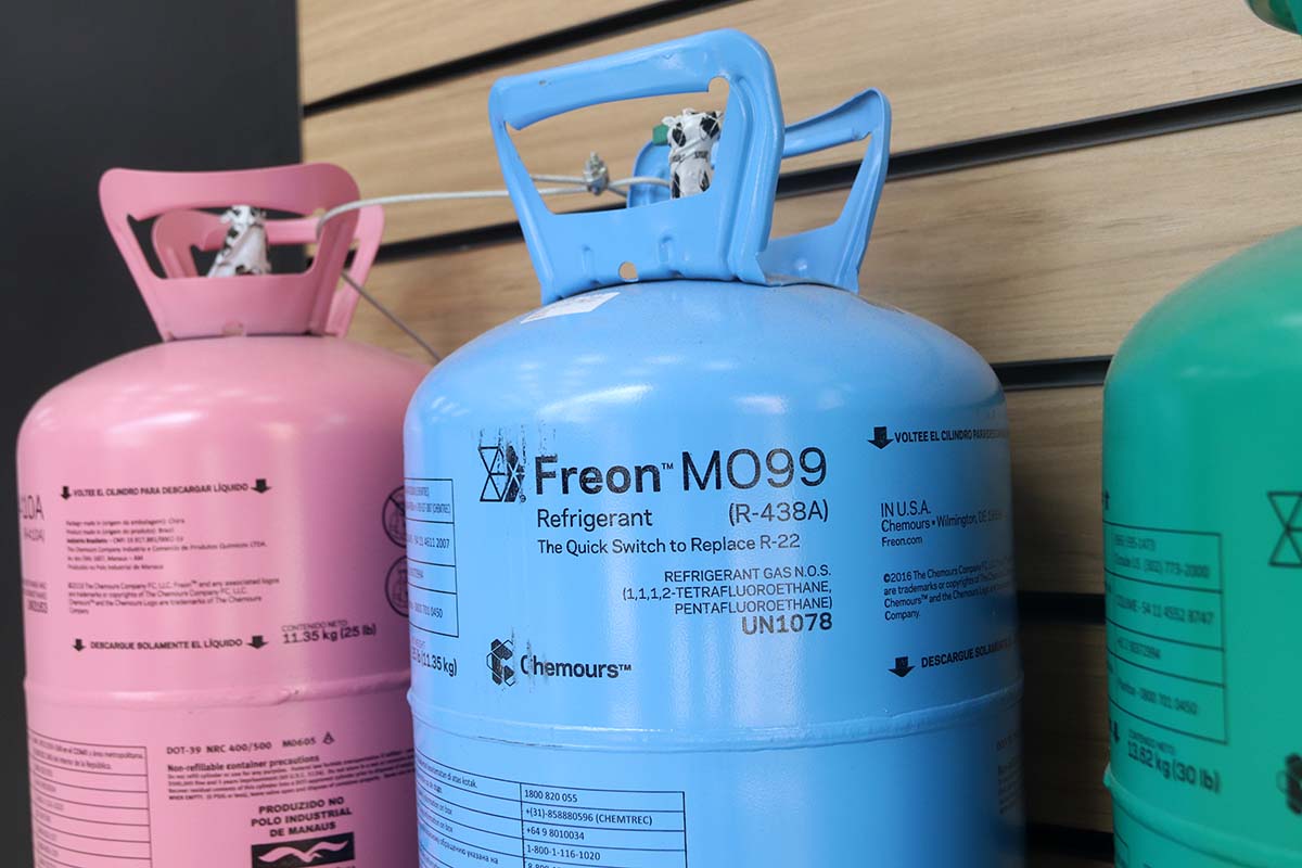 Botija de fluido refrigerante Freon MO99 (R-438A) à venda em loja de refrigeração no Brasil | Foto: Nando Costa/Pauta Fotográfica