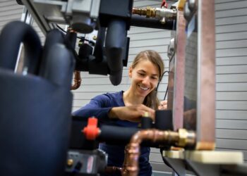 Engenheira trabalhando em laboratório de sistemas de aquecimento e refrigeração do Instituto Fraunhofer de Energia Solar (ISE), na Alemanha | Foto: Dirk Mahler