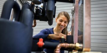 Engenheira trabalhando em laboratório de sistemas de aquecimento e refrigeração do Instituto Fraunhofer de Energia Solar (ISE), na Alemanha | Foto: Dirk Mahler