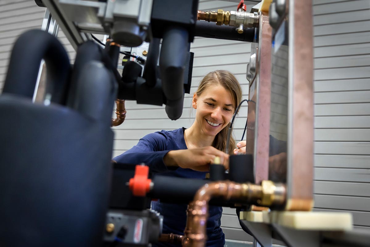 Engenheira trabalhando em laboratório de sistemas de aquecimento e refrigeração do Instituto Fraunhofer de Energia Solar (ISE), na Alemanha | Foto: Dirk Mahler