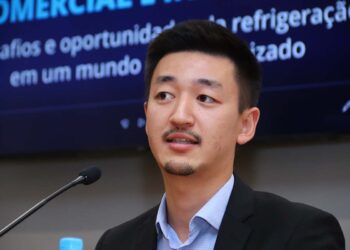 O engenheiro Lucas Fugita, especialista de serviços técnicos e desenvolvimento de mercado da Chemours no Brasil, em mesa-redonda no 4º Seminário de Refrigeração Comercial e Industrial | Foto: Nando Costa/Pauta Fotográfica