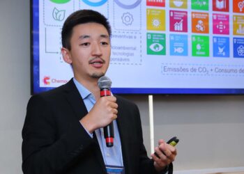 O engenheiro Lucas Fugita, especialista de serviços técnicos e desenvolvimento de mercado da Chemours no Brasil, no 4º Seminário de Refrigeração Comercial e Industrial | Foto: Nando Costa/Pauta Fotográfica