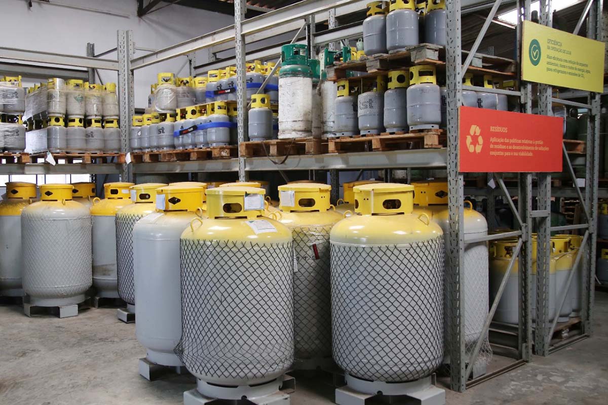 Cilindros de fluidos refrigerantes na Ecosuporte | Foto: Divulgação