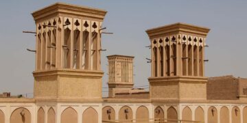 Elemento tradicional da arquitetura persa, torre de vento da na cidade de Yazd, no Irã | Foto: Mavritsina Irina/Shutterstock