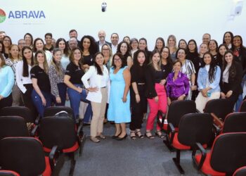 Participantes do 4º Café com Conteúdo, evento organizado pelo Comitê de Mulheres da Abrava para celebrar o Dia Internacional da Igualdade Feminina