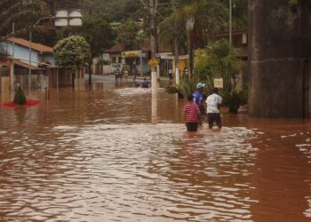 Rua inundada devido à enchente em Rio Piracicaba (MG), em 25 de janeiro de 2019 | Foto: Felipe Queiroz/Shutterstock