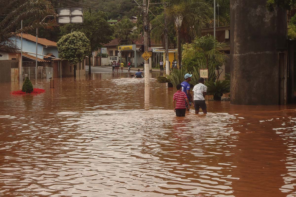 Rua inundada devido à enchente em Rio Piracicaba (MG), em 25 de janeiro de 2019 | Foto: Felipe Queiroz/Shutterstock