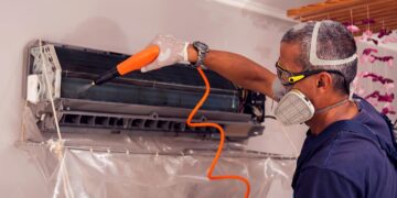 Técnico em refrigeração limpando unidade evaporadora de sistemas de ar condicionado | Foto: Shutterstock