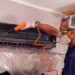 Técnico em refrigeração limpando unidade evaporadora de sistemas de ar condicionado | Foto: Shutterstock