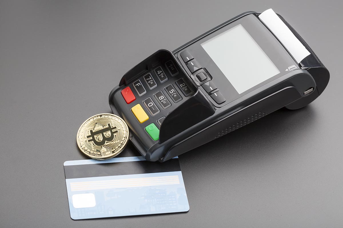 Maquininha de cartão de crédito com bitcoin | Foto: Shutterstock