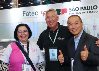 Professores Anna Dias de Carvalho, Cleber Vieira e Paulo Kanayama na ilha temática da Fatec-SP na Febrava 2023 | Foto: Nando Costa/Pauta Fotográfica