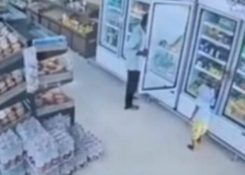 Captura de tela de vídeo registrando o momento em que criança morre ao levar choque elétrico em geladeira de supermercado na Índia | Foto: Reprodução