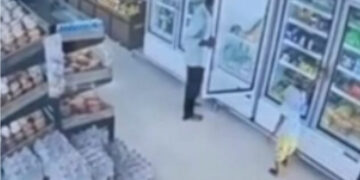 Captura de tela de vídeo registrando o momento em que criança morre ao levar choque elétrico em geladeira de supermercado na Índia | Foto: Reprodução