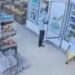 Captura de tela de vídeo registrando o momento em que criança morre ao levar choque elétrico em geladeira de supermercado na Índia | Foto: Reprodução