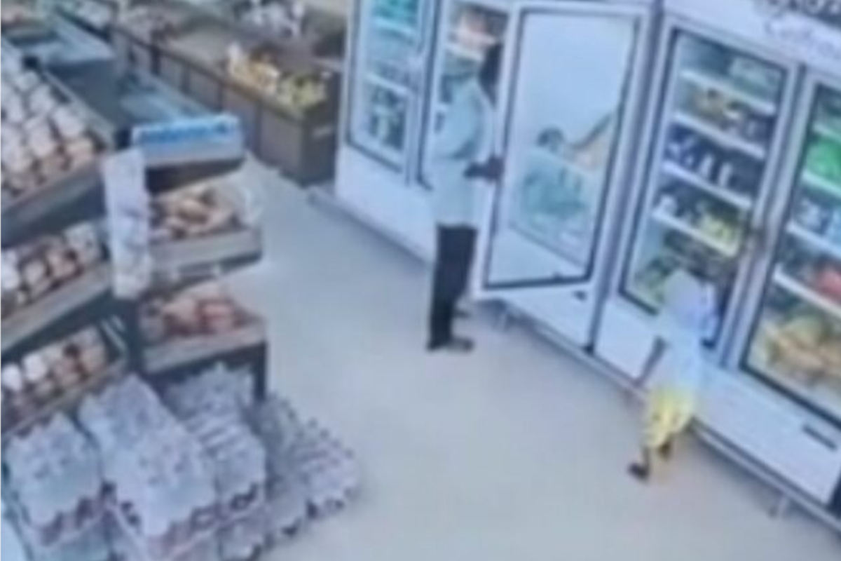 Captura de tela de vídeo registrando o momento em que criança morre ao levar choque elétrico em geladeira de supermercado na Índia | Foto: Reprodução