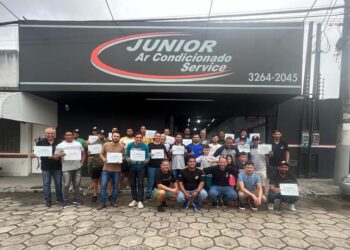 Turma de reparadores automotivos especializados em ar condicionado formada no último domingo (22/10/23) pela Super Ar em Linhares (ES) | Foto: Divulgação/MP Componentes