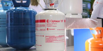 Botija de fluido refrigerante automotivo Opteon YF (R-1234yf) em exposição no estande da Chemours na Febrava | Foto: Nando Costa/Pauta Fotográfica