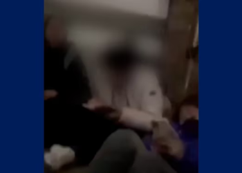 Captura de tela do vídeo de mulheres presas caminhão frigorífico obtido por jornalista da BBC News | Foto: Reprodução