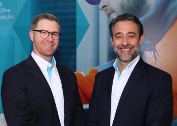 O diretor de vendas de soluções térmicas especializadas da Chemours nas Américas, Shawn McCloskey, e o gerente do segmento na região, Renato Cesquini, durante a 22ª Febrava, em São Paulo | Foto: Nando Costa/Pauta Fotográfica