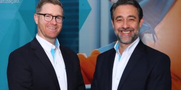 O diretor de vendas de soluções térmicas especializadas da Chemours nas Américas, Shawn McCloskey, e o gerente do segmento na região, Renato Cesquini, durante a 22ª Febrava, em São Paulo | Foto: Nando Costa/Pauta Fotográfica