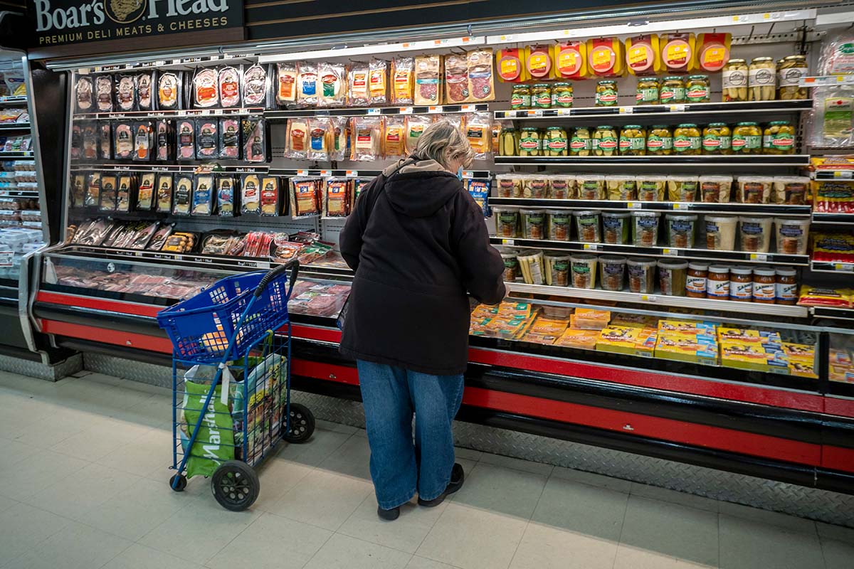 Consumidor em frente a expositor frigorífico em supermercado em Nova York | Foto: rblfmr/Shutterstock