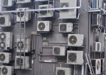 Instalação de ar-condicionado em edifício | Foto: Shutterstock